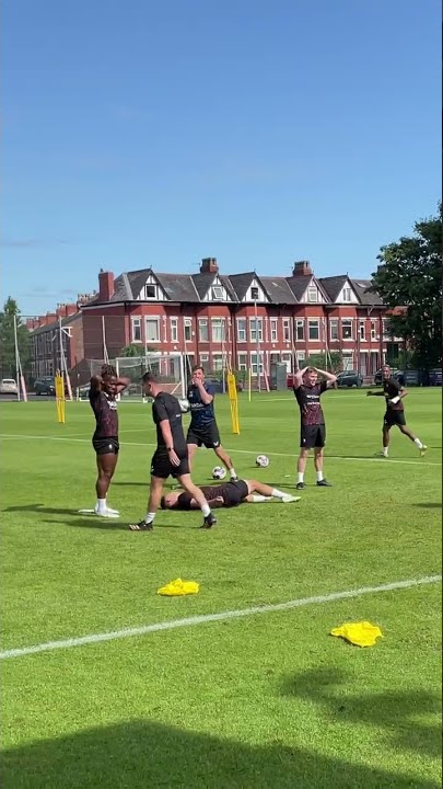 Elliot Watt's INSANE nutmeg in training 😱🥜