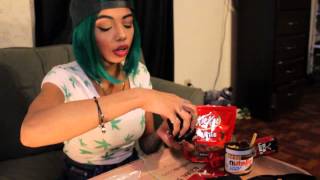 Pattyeffinmayo x How to roll a blunt