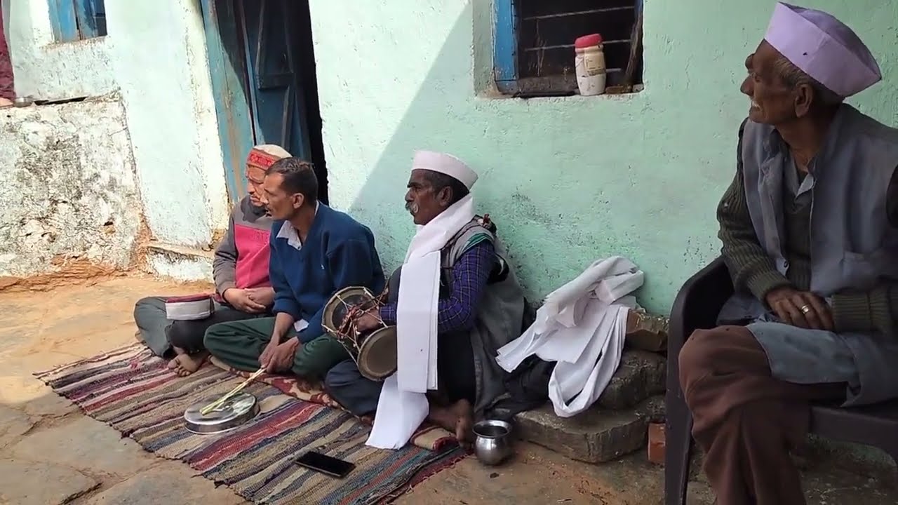 गोरिल देवता को उसके मट्ठी से ले जाने से पहले