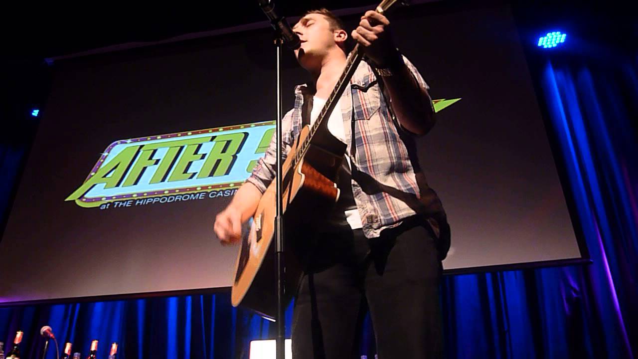 Sandy Moffat sings live at AfterShow