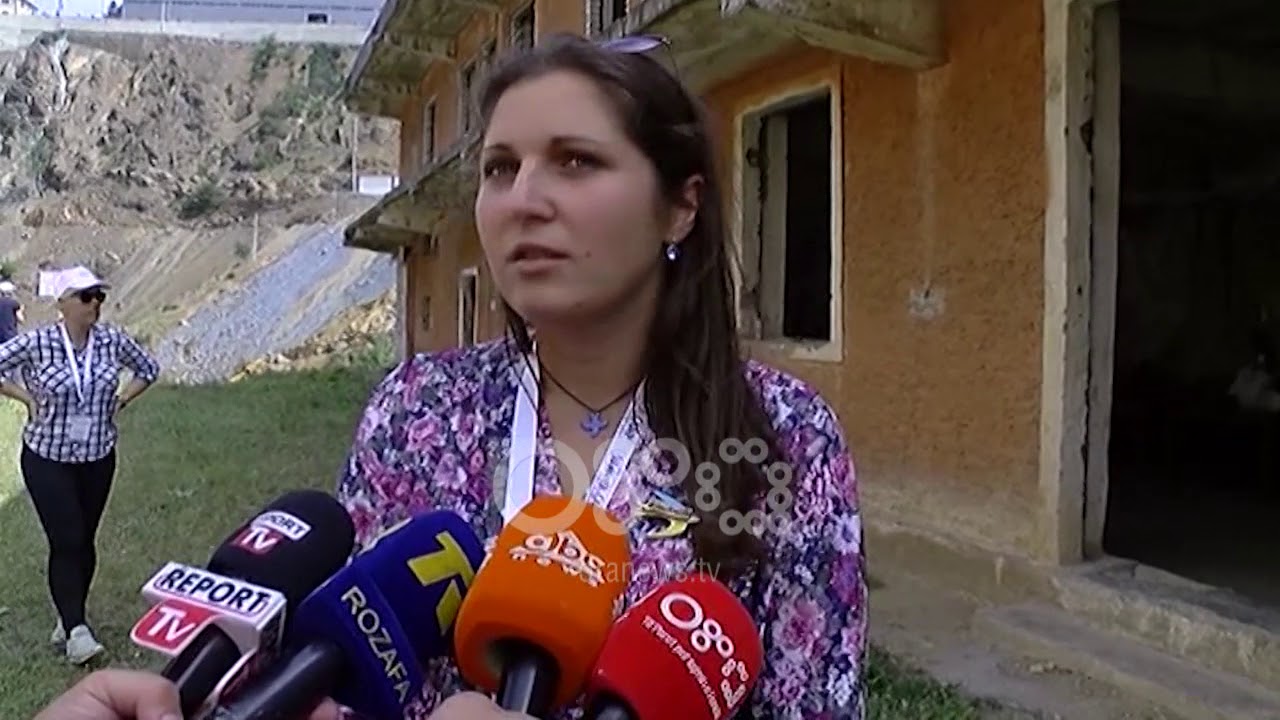 Të rinj nga vendet ish-komuniste në Spaç, njihet me historinë e burgut dhe krimet e komunizmit