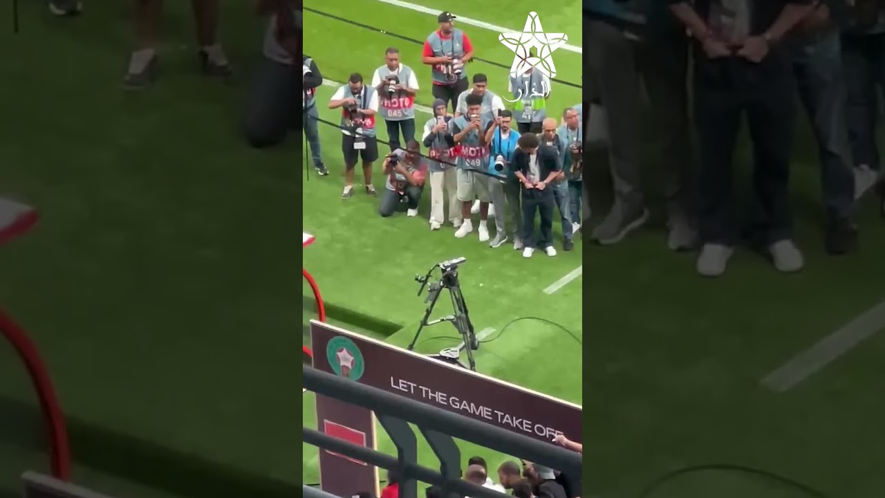 دخول لاعبي المنتخب المغربي لأرضية الملعب لمواجهة مالي دياز وحكيمي في الاحتياط