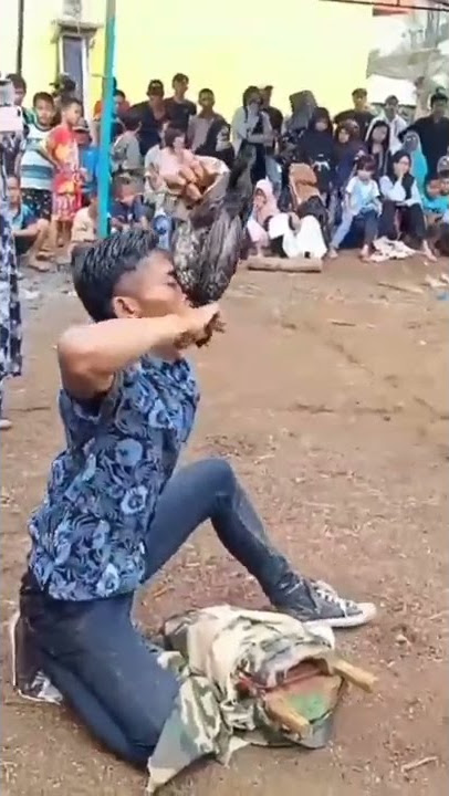 ngeri aksi kuda kepang makan ayam