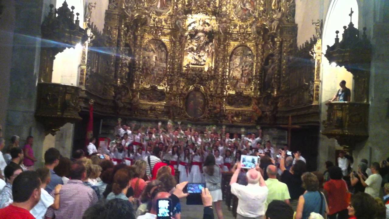 Ofrena dels macips i macipes abans de la cercavila de Sant Roc a Arenys de Mar
