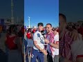 اختلاف الأعلام، نفس الشغف..لقاء عفوي بين مشجع أردني ونمساوي على حب كرة القدم 🇯🇴🇦🇹