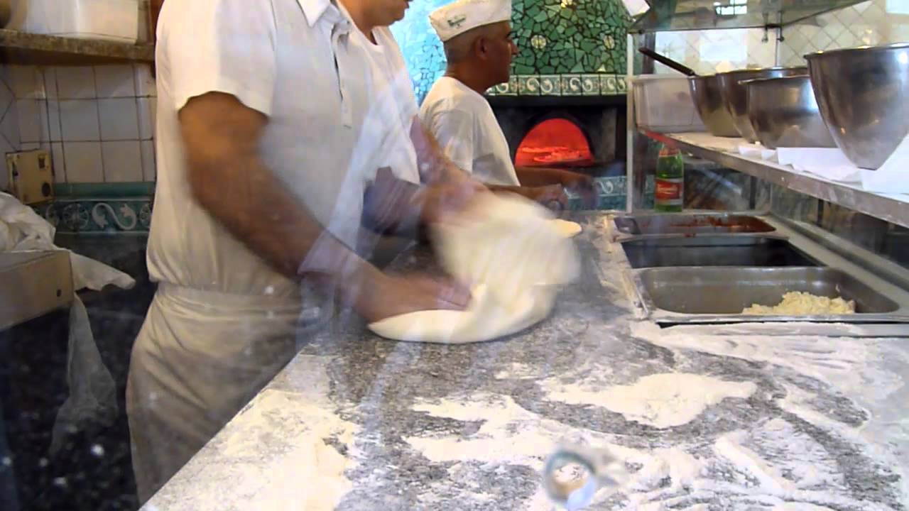 Pizza napoletana verace - YouTube