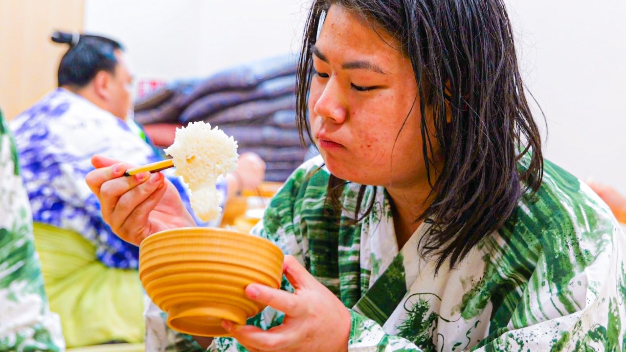 Жестокая Тренировка Толчков Борца Сумо Высшего Ранга → Большие Улыбки и Еда 🍚😄