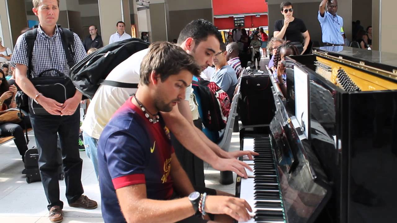 Improvisation at the train station in paris