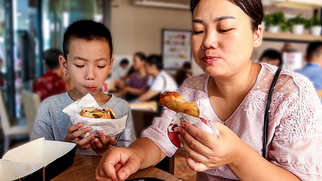 媳婦是個小吃貨，帶孩子去市區玩，看到好吃的不想走了 | Take the kids downtown and eat a big burger