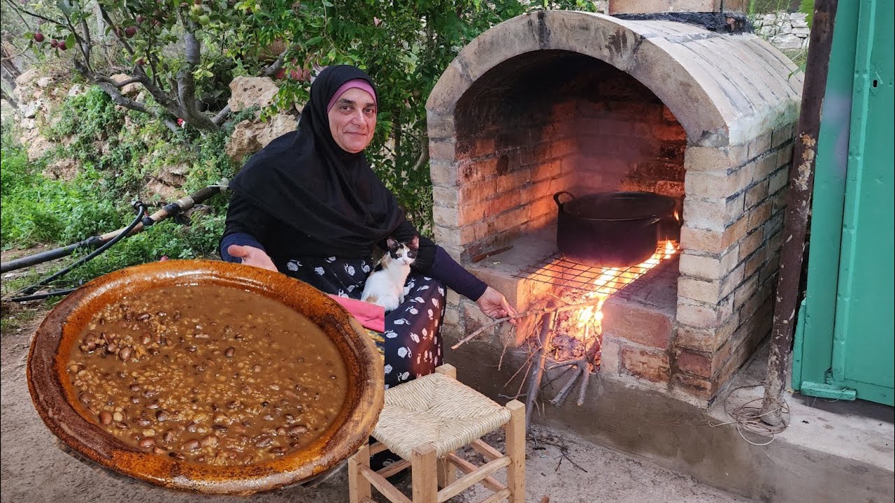 В августе вернулись холода и туманы. Старая зимняя тарелка на дровах под лунным светом.