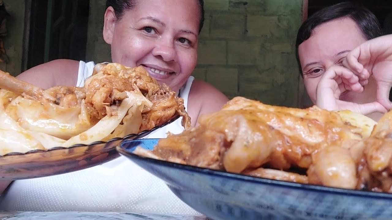 COMENDO MACARRÃO COM MAIONESE COXA COZIDA FARINHA REPOLHO E SOBREMESA DE GOIABADA DELICIOSO HUMM