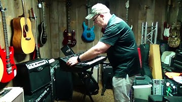 Demo Yamaha CS-15 old School Synthesizer