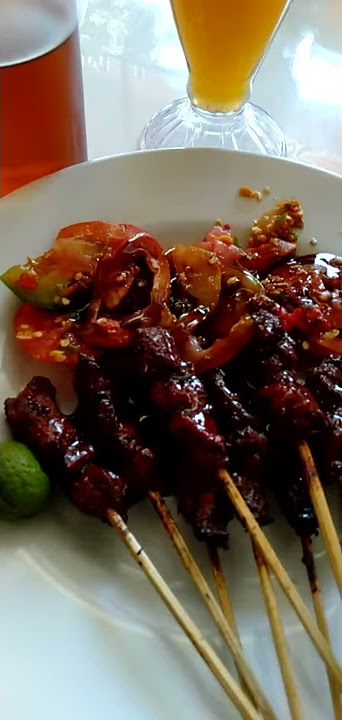 Story' WA IG makan sate Maranggi