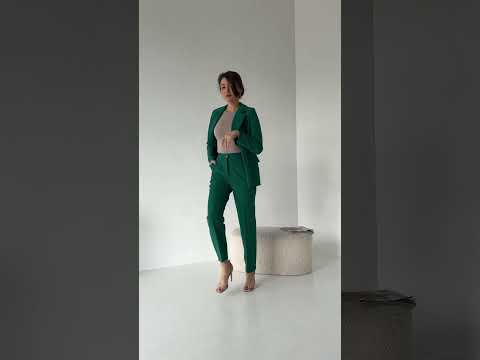 Жіночий весняний стильний діловий костюм: піджак на підкладці та завужені штани, норма і батал великі розміри, відео 1