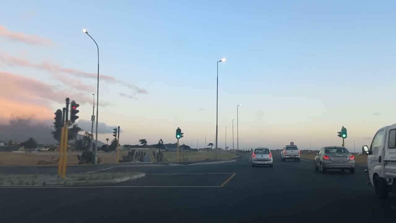 Начало кольцевого маршрута M5 Sunrise Circle через Кейп-Флэтс до Атлона ноябрьским утром в Кейпта...