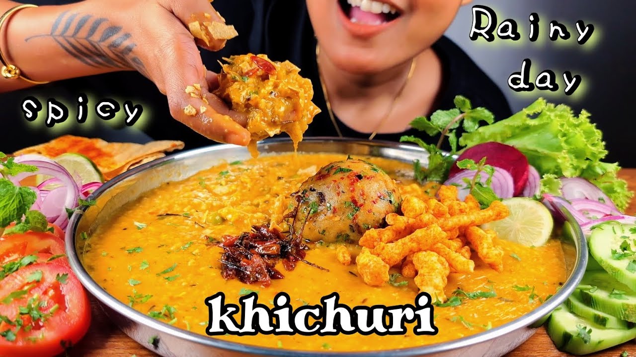 COOKING AND EATING KHICHDI, SPICY ALOO BHORTA, LOTS OF CHILLI PICKLE, CHIPS | EATING SPICY KHICHDI