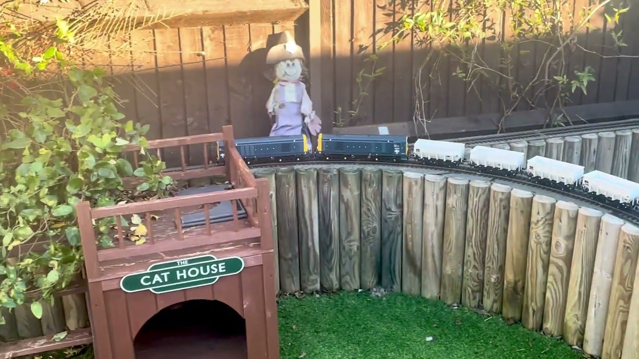 Heljan o gauge pair of DCC sound class 20s on garden railway 