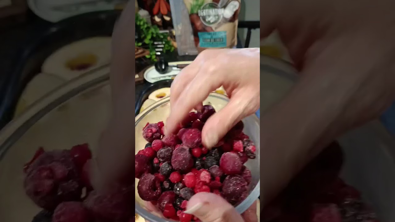 #Crumble aux pommes #fruits rouges #un très bon désert #a déguster #facile réaliser #tiktokvideo 