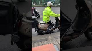中国警察下班兼职送外卖,中国经济好到爆