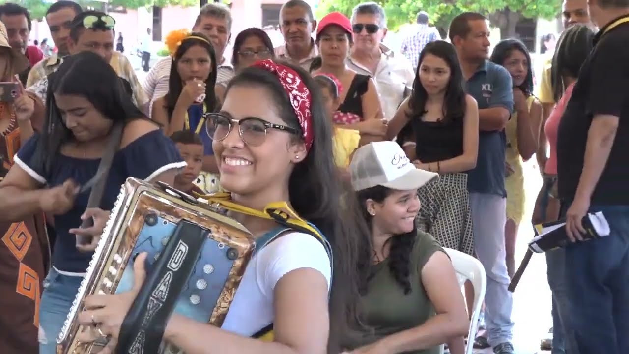 acordeon accordion womens play