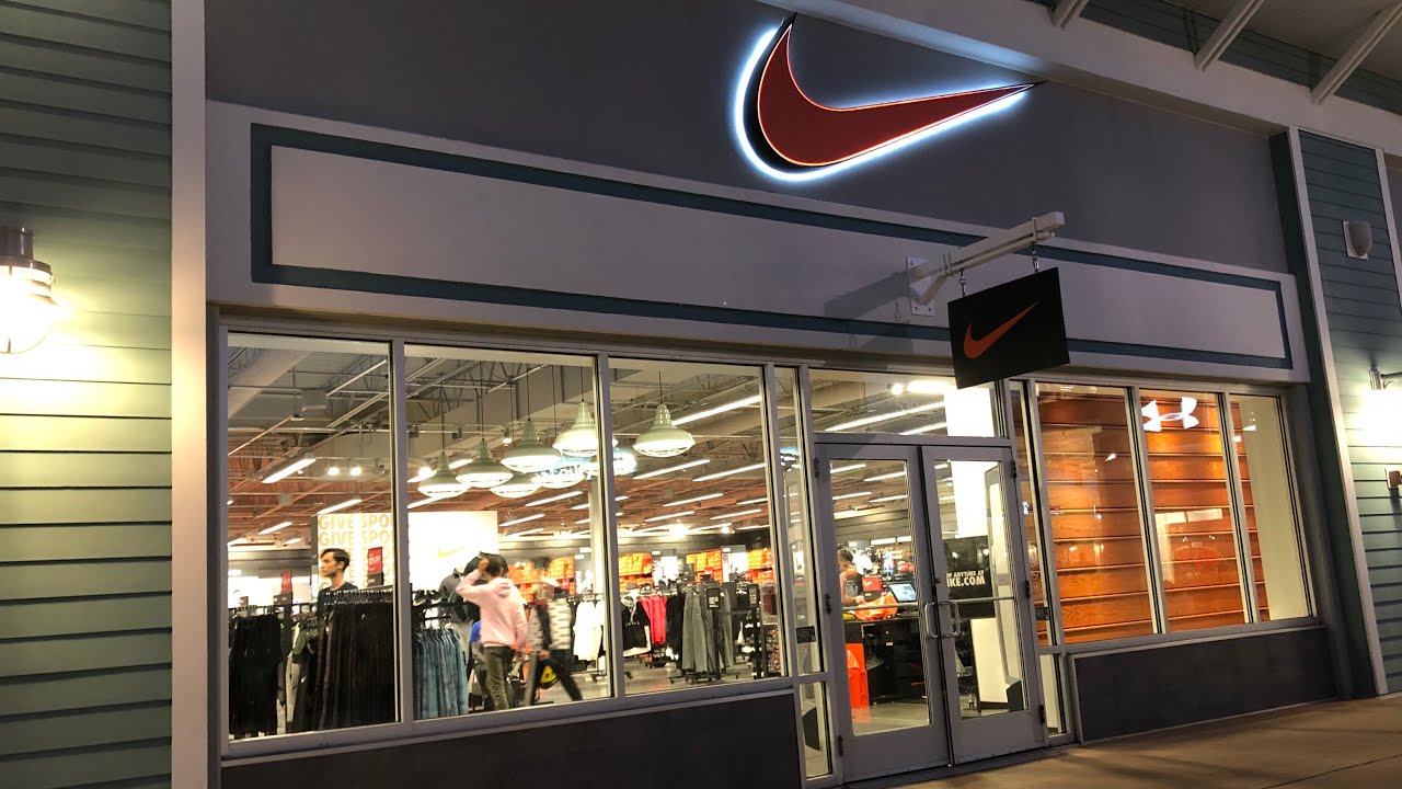 What’s in the Nike Outlet after New Years?! 🤔 - YouTube