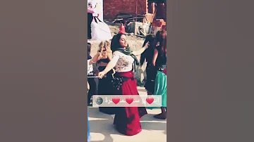 تمشي وتهز بخصرها كانها ملكة عصرها 