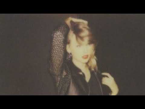 Style by Taylor Swift but the instrumentals are 22 seconds delayed