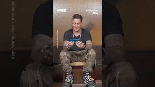 Momen Synyster Gates Coba Nyanyi 'Dear God' Versi Bahasa Indonesia