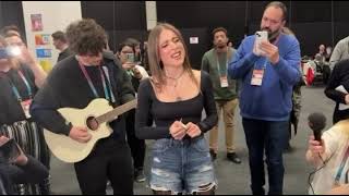 Angelina Mango canta Imagine in sala stampa a EUROVISION 2024