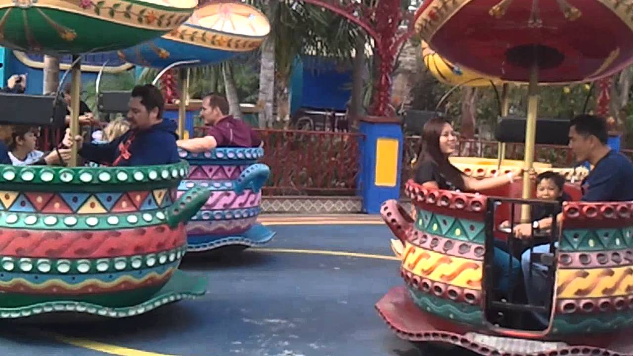 Mexican Hat ride at Knotts Berry Farm with Cara and Mike - YouTube