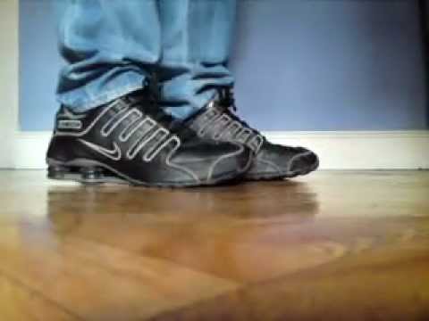 nike shox com calça jeans