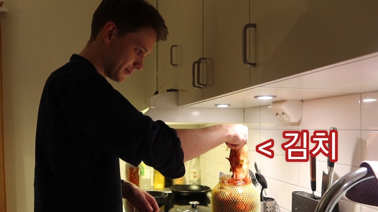 한식 그립다고 하니 김치 담궈주는 스웨덴 남자