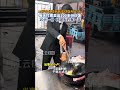 19岁小伙穿西装卖炒饭月入5万:每天打底卖出200多份炒饭,10元一份,利润大约有一半