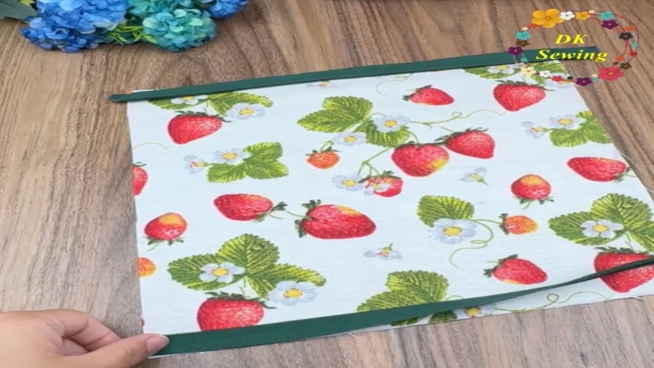 Strawberry Print Zipper Pouch Tutorial | Easy Sewing Project 🍓