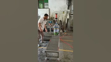 Paint filling machine with bucket pusher