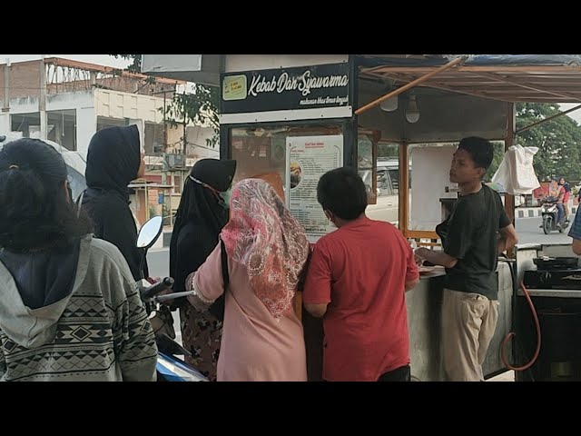 Kebab Dimas Pratama Alhamdulillah ramai pengunjung class=