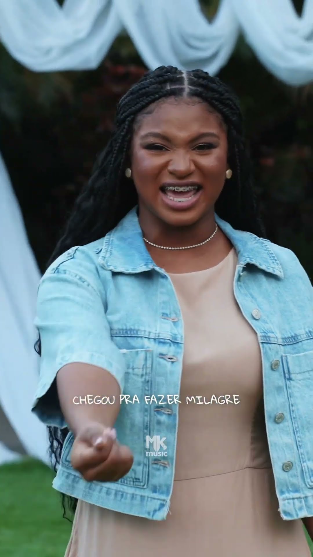 Ele chegou pra fazer milagres, você crê? Seja abençoado com o novo clipe da Thalita Roberta