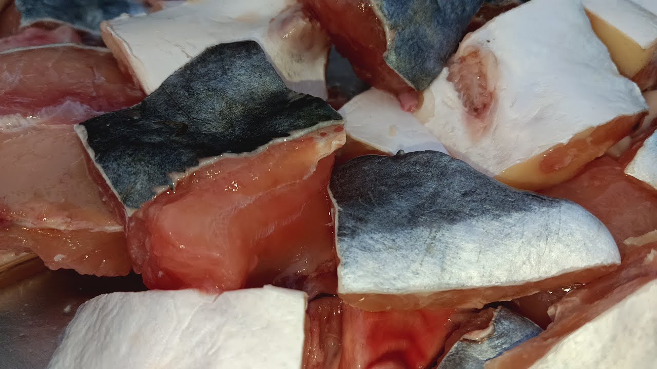 आज तुम्हारा भाई खेतों पर बना रहा है समुद्री मछली रेसिपी🤤