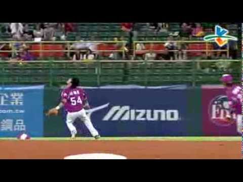 20131006 CPBL 象vs犀牛 6上 風真大啦！咖啡小子林瑋恩沒接到高飛球 眼睜睜看球落地 張志豪上一壘