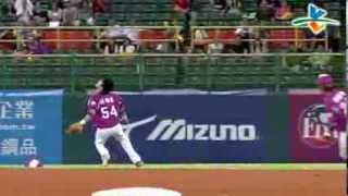 20131006 CPBL 象vs犀牛 6上 風真大啦！咖啡小子林瑋恩沒接到高飛球 眼睜睜看球落地 張志豪上一壘