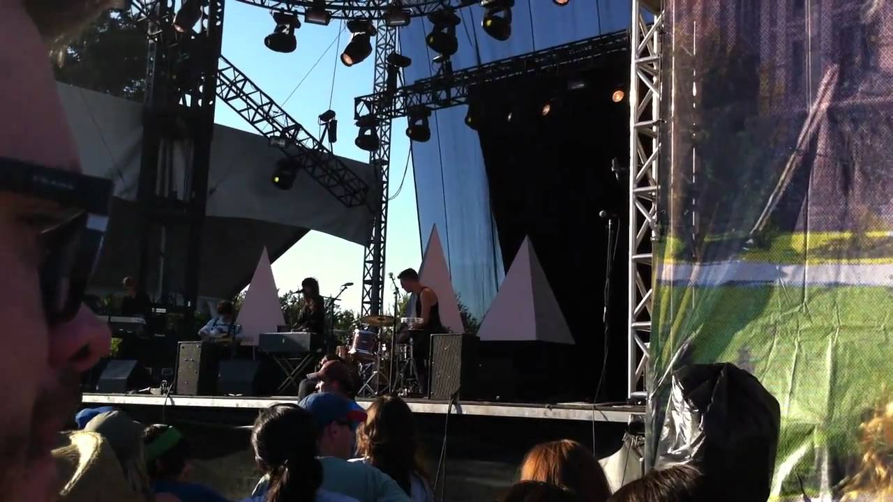 Beach House 'ZEBRA' Austin City Limits 2010 - ACL Festival in HD - YouTube