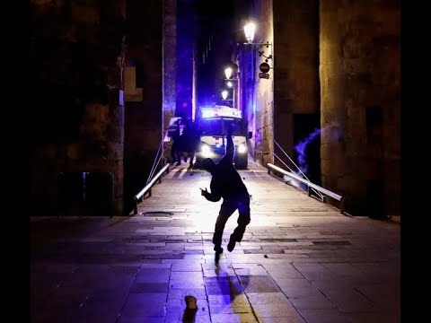 Only in 2020: Pianist keeps on playing the piano in the middle of a full-blown anti-lockdown riot