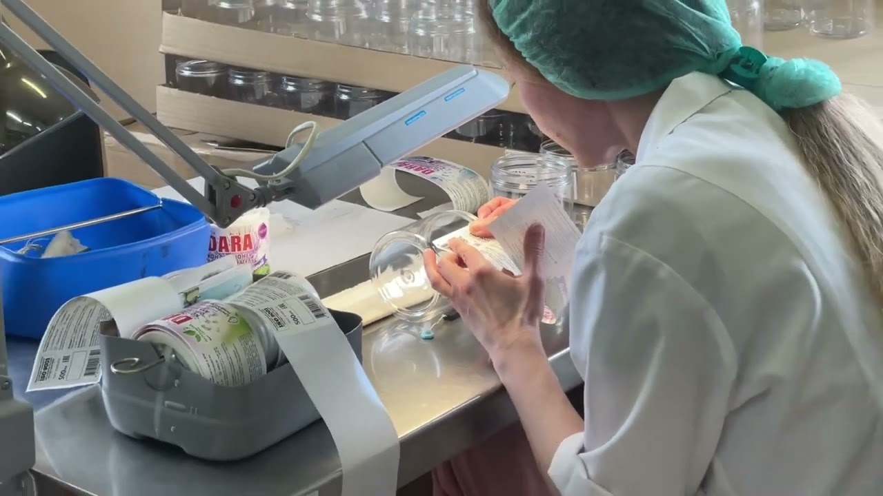 Ручная наклейка этикеток на косметическую продукцию