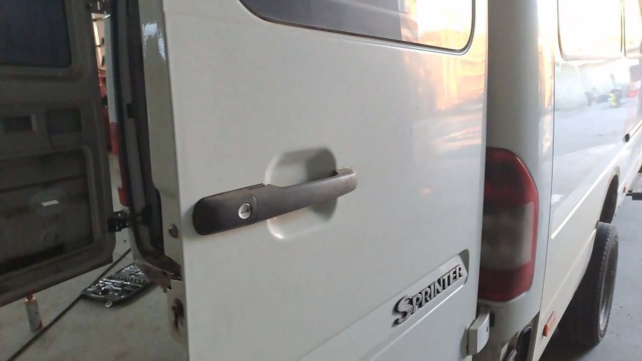 Mercedes Sprinter 413 Rear door handles removal / Сваляне на дръжките
