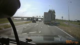Dwars op de Provincialeweg N201 bij groen  met de 16-PT-JK  omdat mevrouw persé linksaf moest.