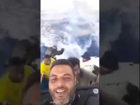 شباب ليبيين على متن قارب متجهين نحو جزيرة لامبيدوزا الإيطالية 