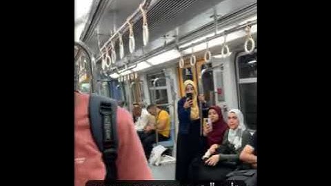 قارئ المترو ( إبراهيم عباده) يقلد عمالقة القراء دون توقف