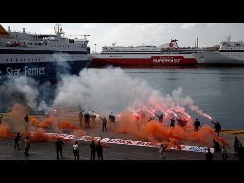 Trabalhadores portuários gregos em greve contra a guerra no porto de Pireu