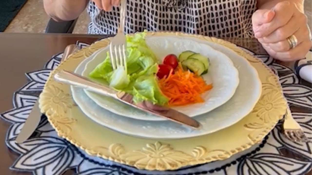 Etiqueta e comportamento: Como comer salada?