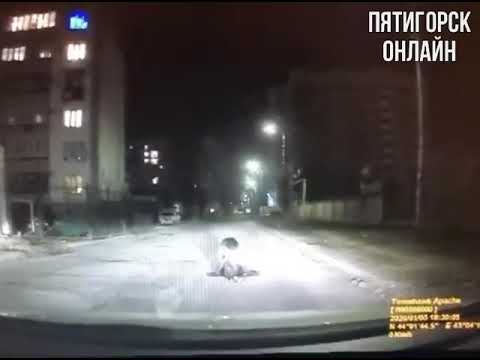 Женщина на дороге в Пятигорске